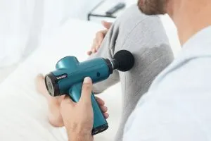 Maser Beurer MG 99 masaj pentru țesuturi profunde, 5 niveluri de intensitate, 4 accesorii de masaj, baterie litiu-ion până la 5 ore de utilizare, cutie de depozitare