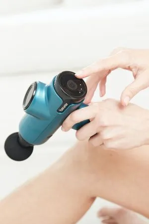 Maser Beurer MG 99 masaj pentru țesuturi profunde, 5 niveluri de intensitate, 4 accesorii de masaj, baterie litiu-ion până la 5 ore de utilizare, cutie de depozitare