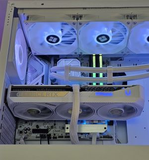 Ryzen 7-7800X3D/ RTX 5070/ RAM 32GB/ SSD 1TB/ Водно Охлаждане/ 1000W/ Геймърски компютър - Aorora S2