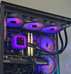 RX 9070XT 16GB/ Ryzen 7-7800X3D/ RAM 32GB/ SSD 1TB/ B850 Wi-Fi/ 1000W/ Răcire cu apă/ PC de gaming Dark Reaper DR006