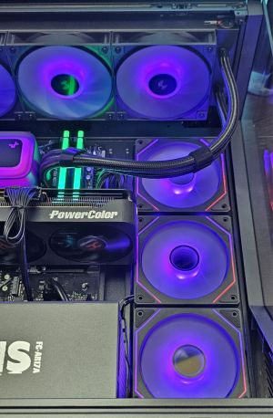 RX 9070XT 16GB/ Ryzen 7-7800X3D/ RAM 32GB/ SSD 1TB/ B850 Wi-Fi/ 1000W/ Răcire cu apă/ PC de gaming Dark Reaper DR006