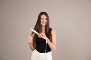 Press Beurer HS 70 Hair straightener, Ceramic-coated heating plates, Rounded housing, Ion function, Multi-stage temperature setting from 100°C - 220 °C, Automatic switch-off after 30 minutes, Button lock, heat-resistant storage bag