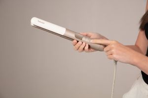 Press Beurer HS 70 Hair straightener, Ceramic-coated heating plates, Rounded housing, Ion function, Multi-stage temperature setting from 100°C - 220 °C, Automatic switch-off after 30 minutes, Button lock, heat-resistant storage bag