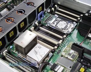 IBM System x3650 M5, Intel Xeon Quad-Core E5, 32GB RDIMM DDR4, 2x 600GB 10000rpm SAS 2.5", montare în rack 2U, grad A